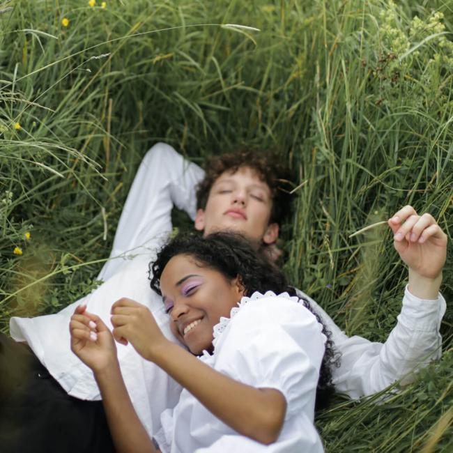 Paar liegt im Gras