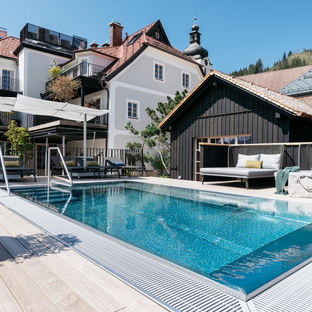 Pool mit Sitzgelegenheit im Refugium Lunz