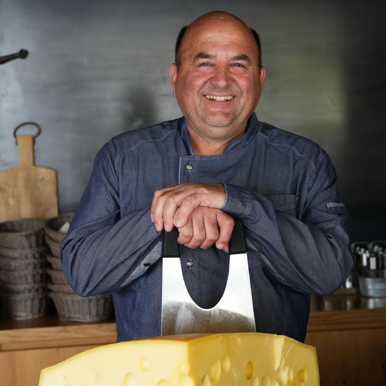 Sepp Ellgass mit Käselaib