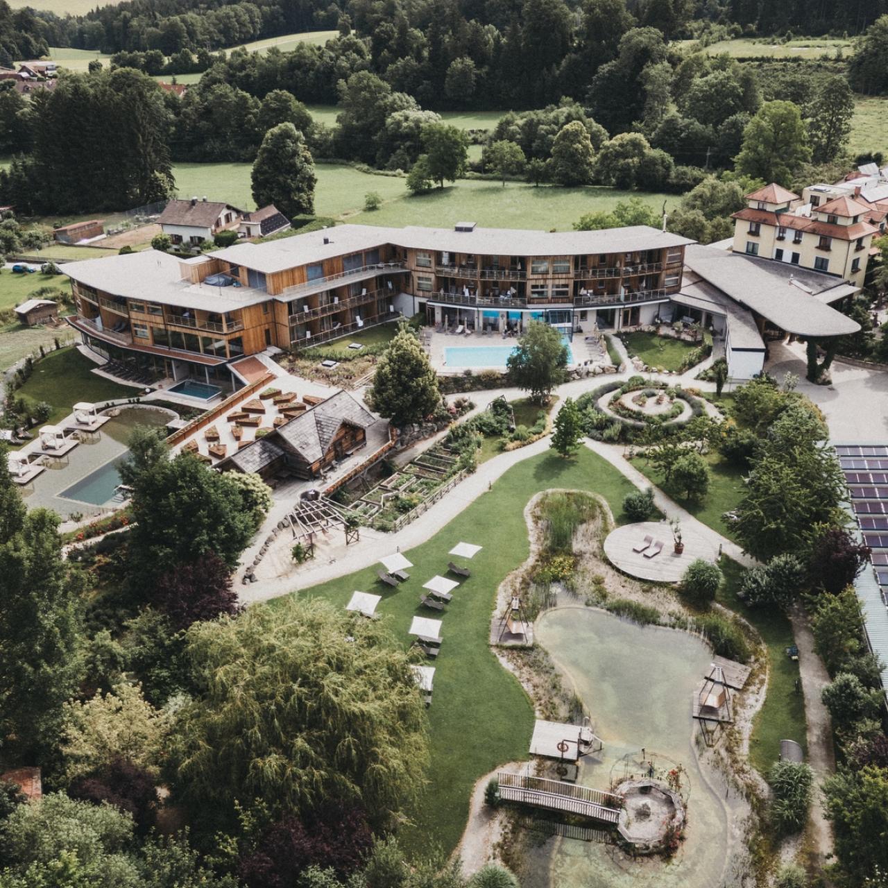 Change Maker Hotel Naturhotel Molzbachhof Holzbau Garten Blick von oben