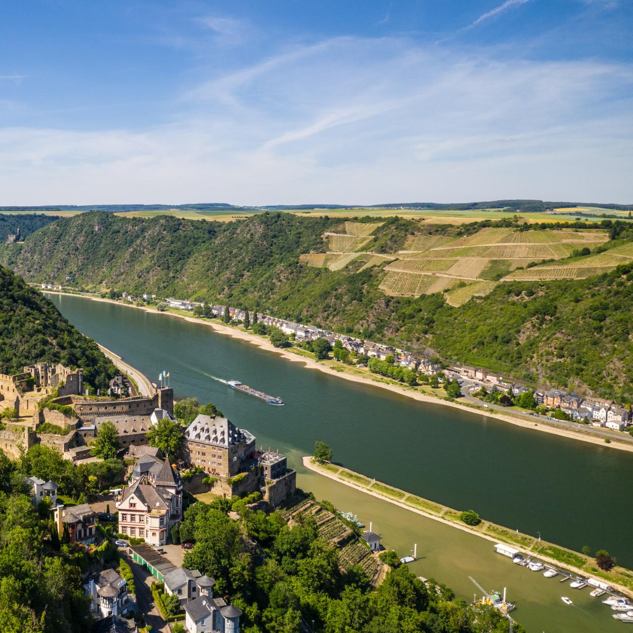 Blick von oben auf Burg Rheinfels und den Rhein