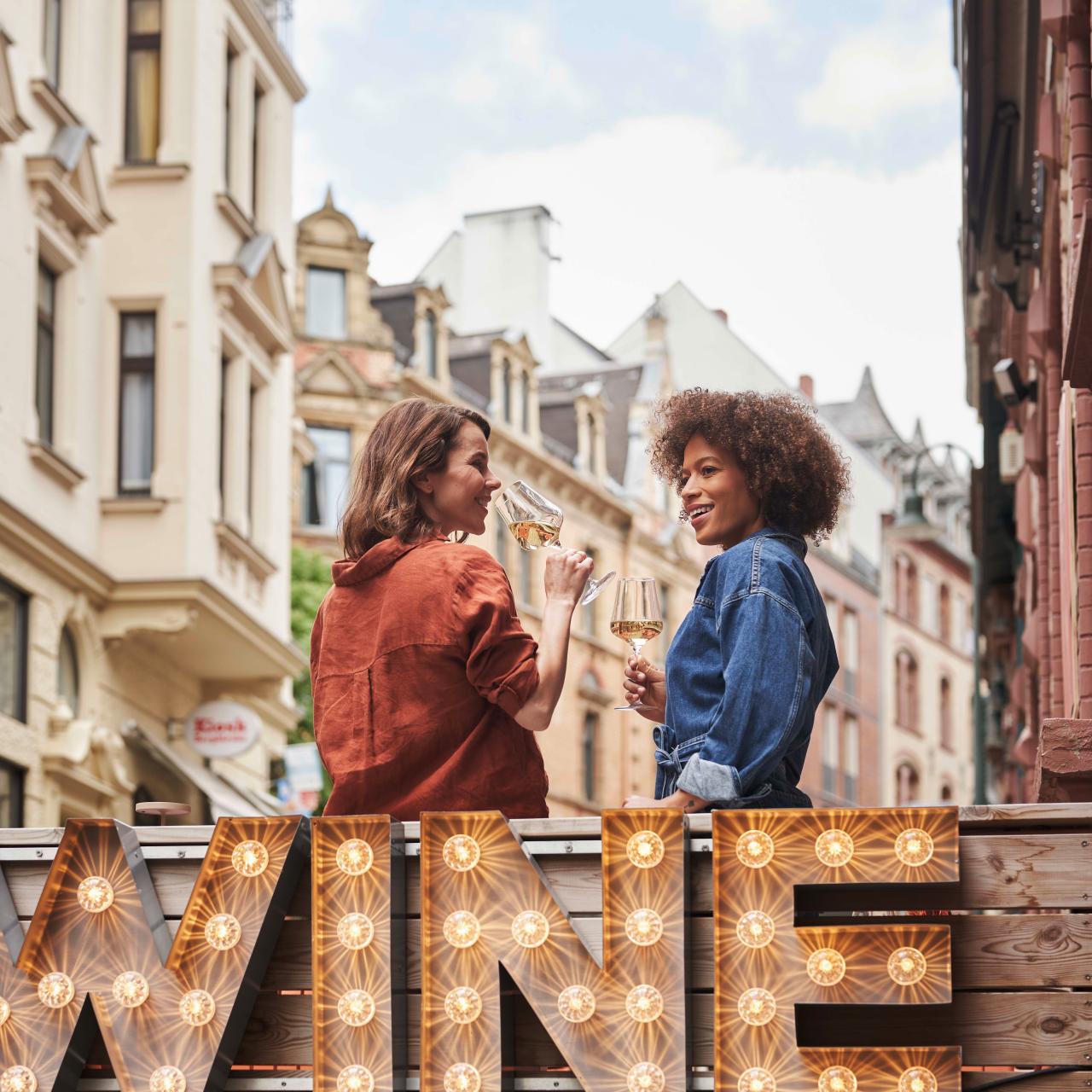 Wiesbaden Kultur City weintrinkende Frauen