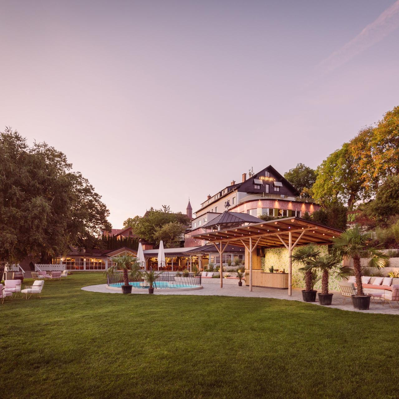 Change Maker Hotel Fernblick Außenansicht mit Pool