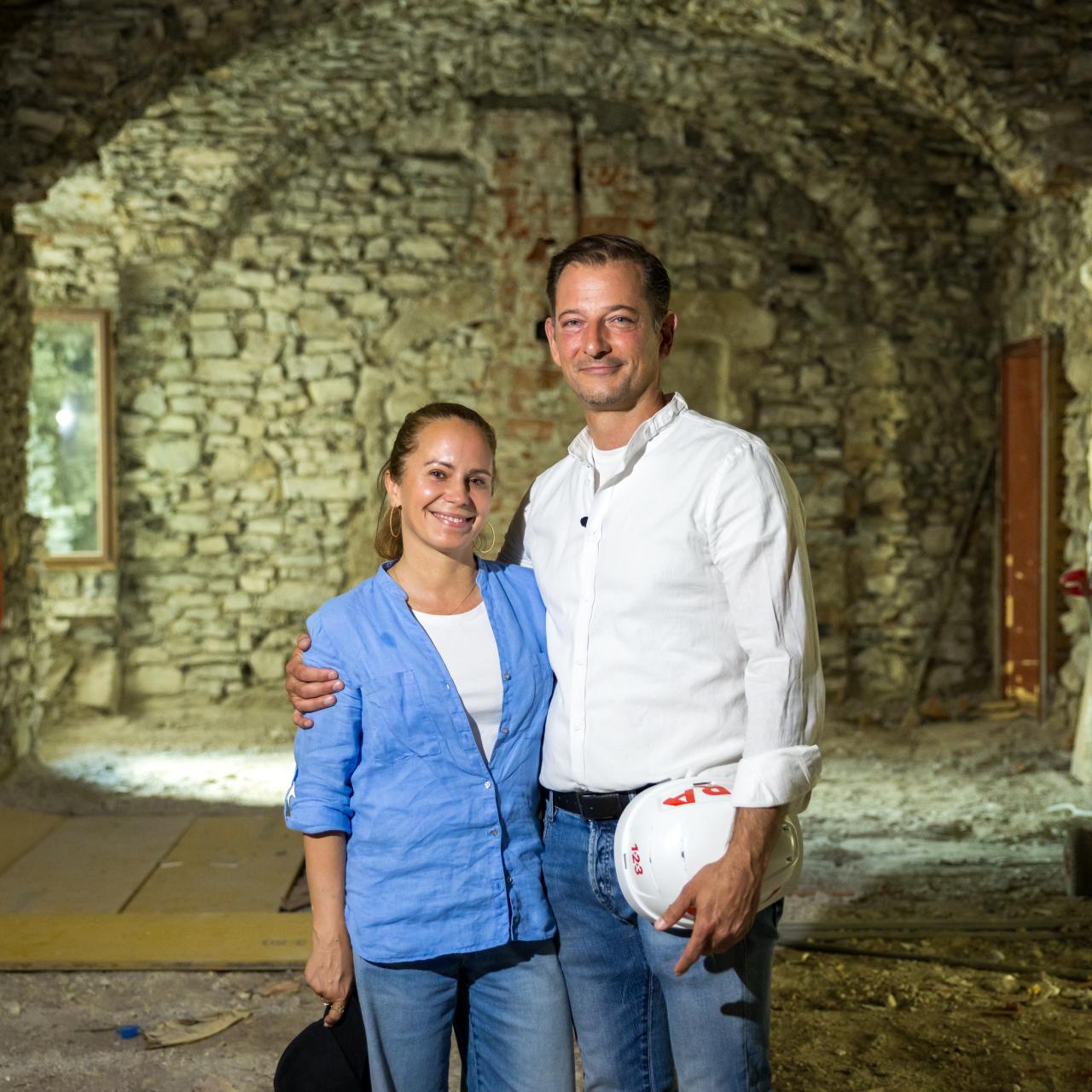 Alois und Agnes Seyrling vor der Baustelle des Hotel Klosterbräu