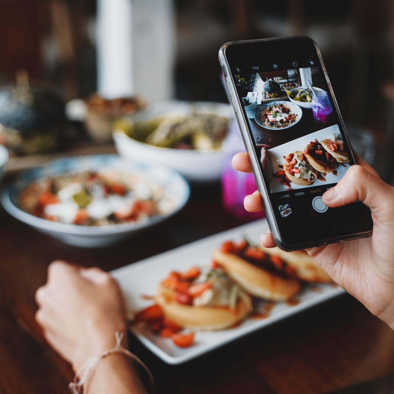 Frau fotografiert Frühstück
