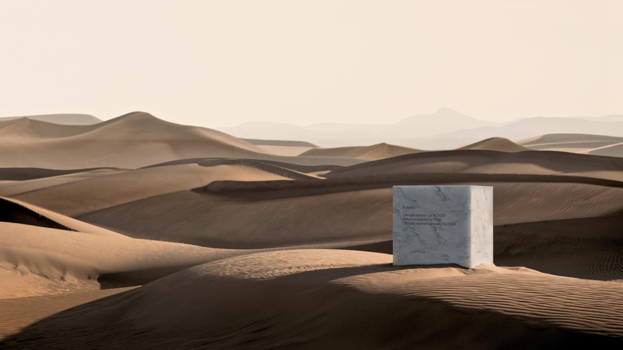 Weißer viereckiger Stein mit Schrift in einer Wüste
