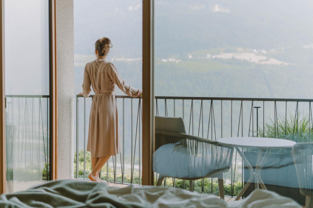 CMH NiedermairNatureRetreat Frau am Balkon