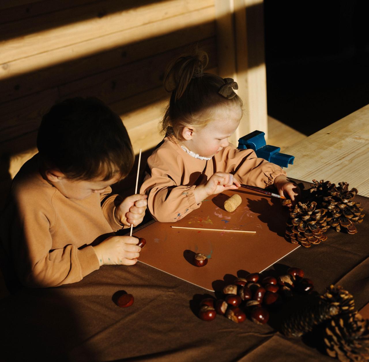 CMH_PostFamilyResort_Kinder beim Basteln