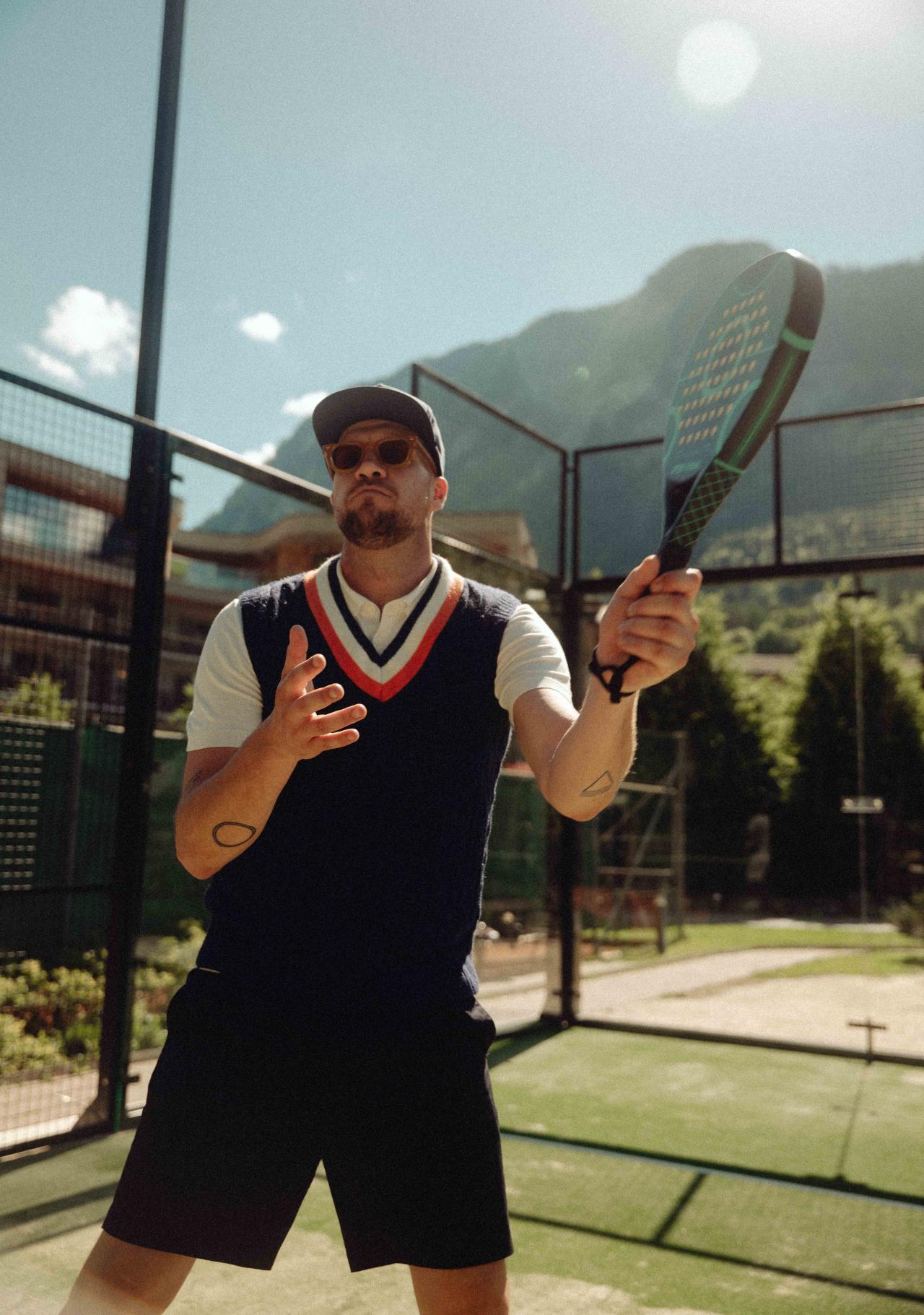 CMH_PostFamilyResort_Padel Tennis_Mann mit Schläger