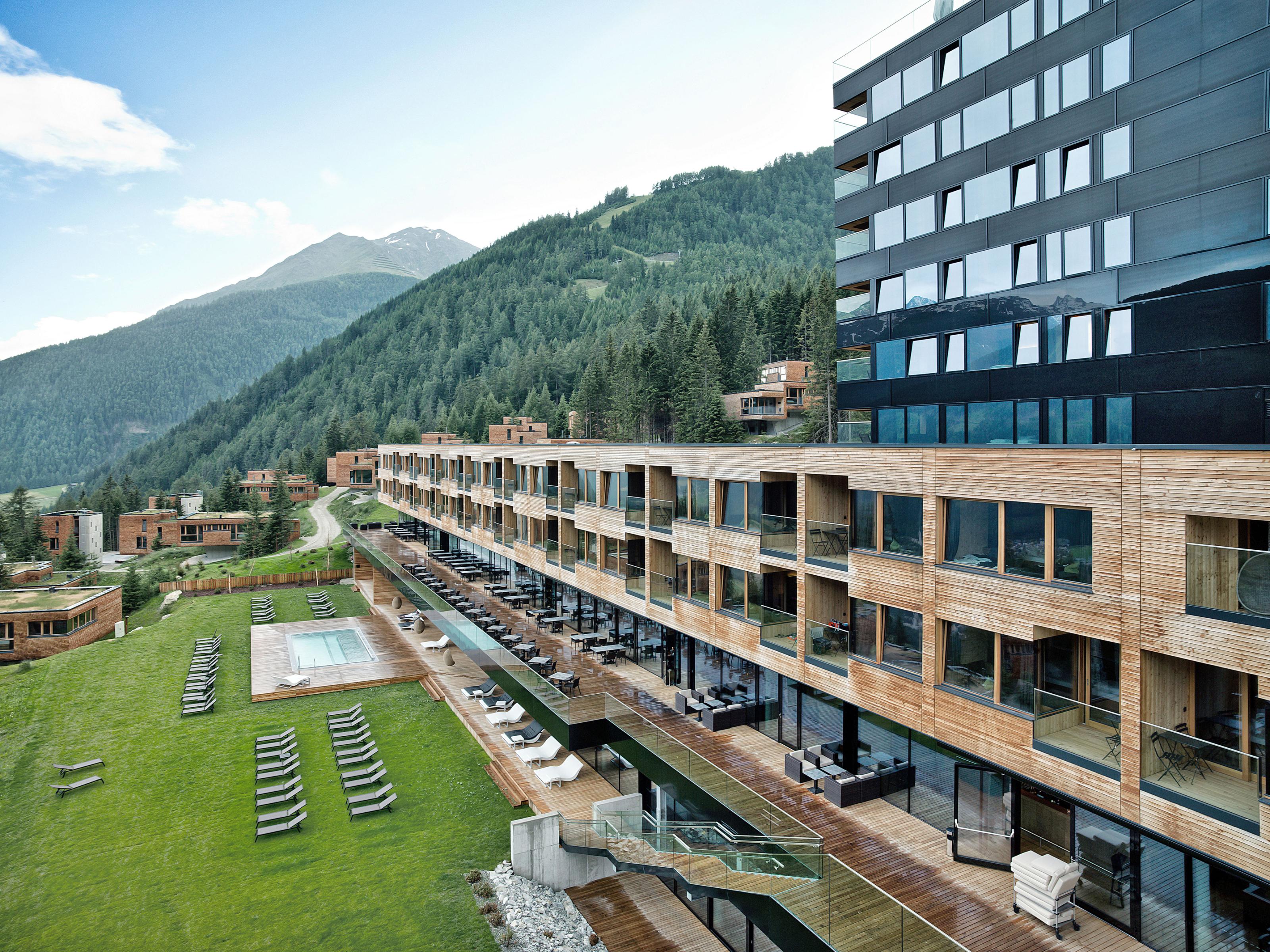 Hotel Gradonna in Kals mit viel Design aus lokalem Holz und Stein