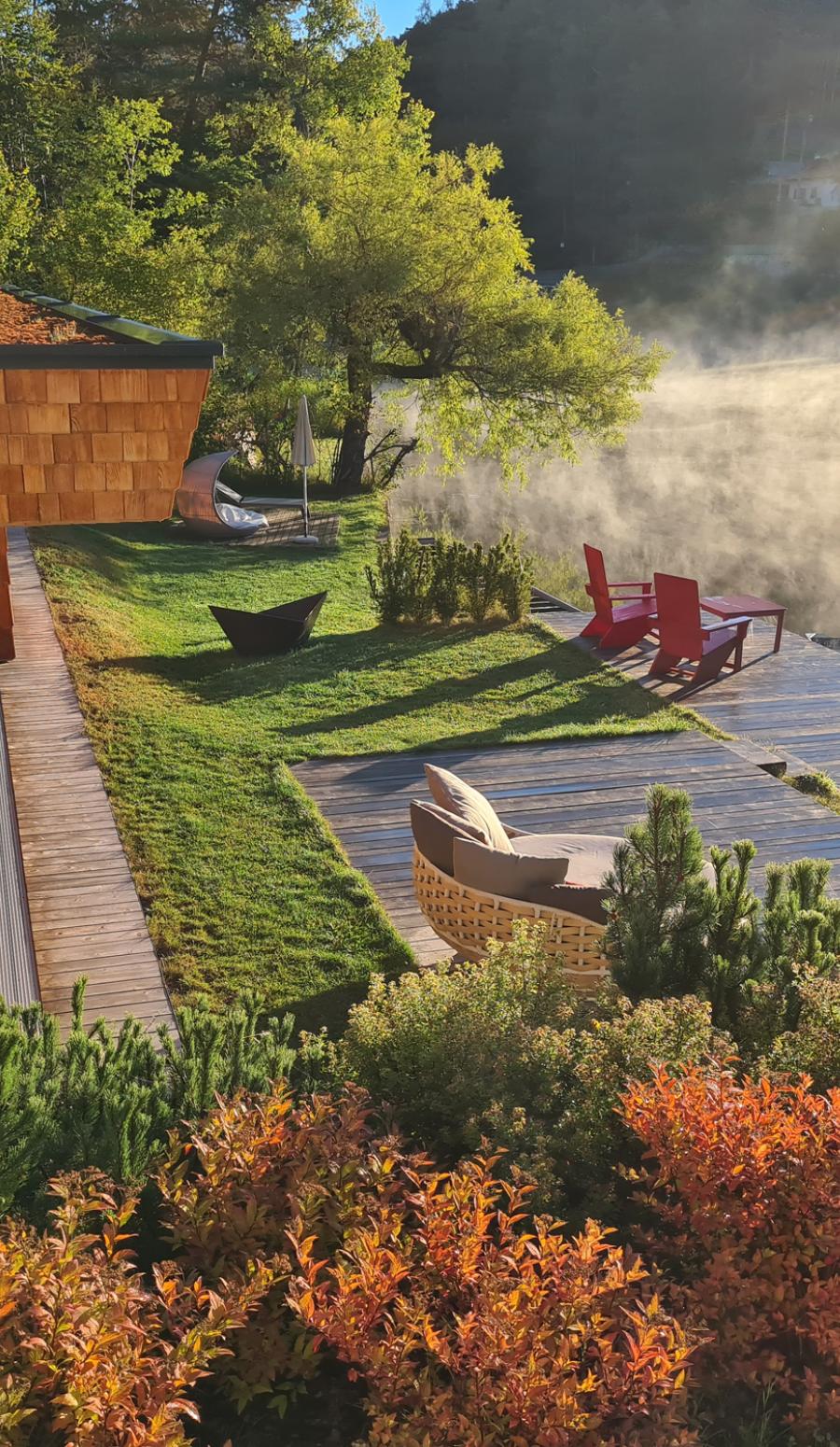 Garten mit Sitzbereichen direkt am See