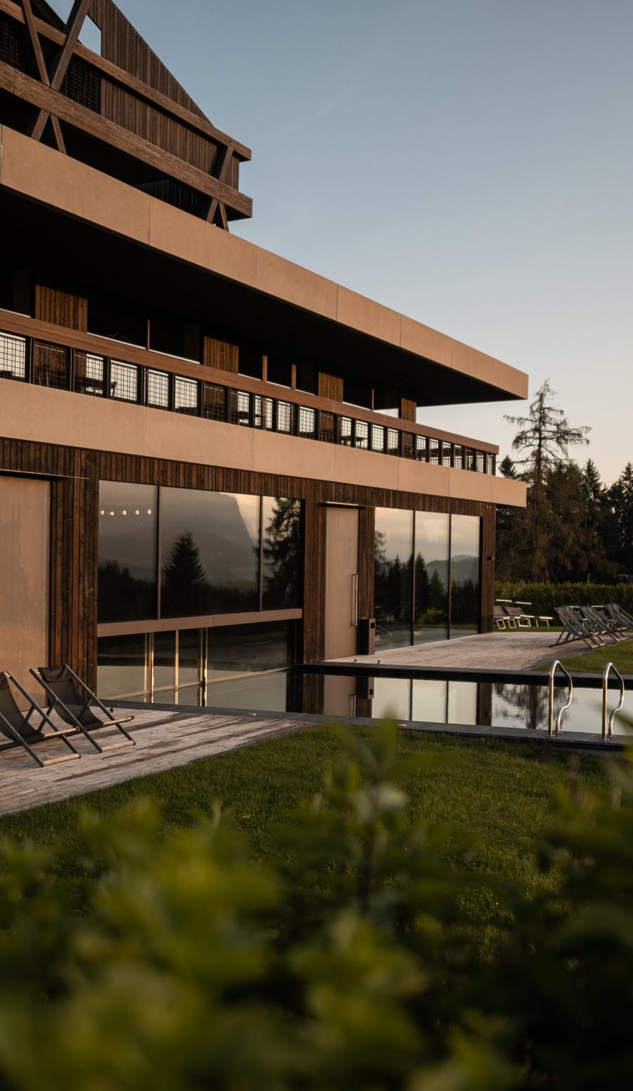Hotel Pfösl Fassade in Abendstimmung mit Infinity Pool