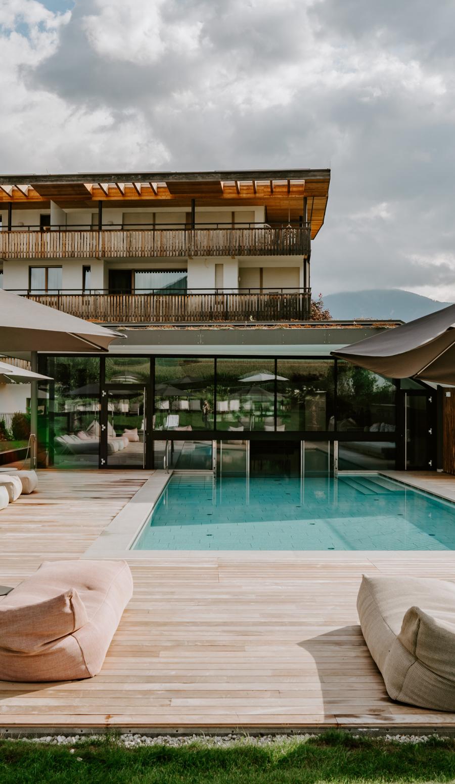 Aussenfassade mit Pool Hotel Petrus