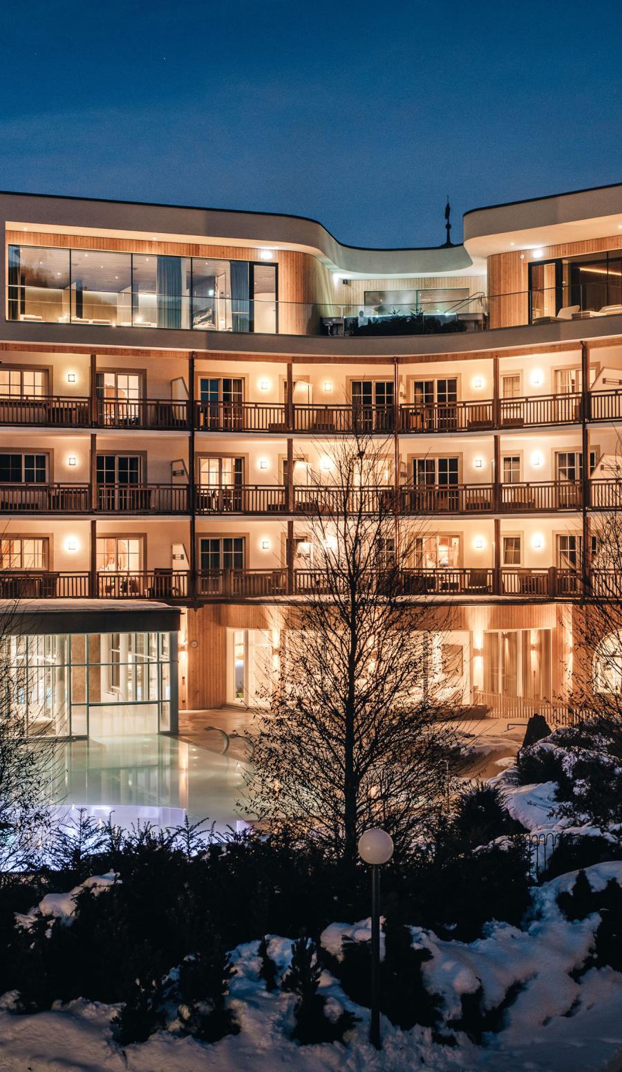 Aussenansicht Post Family Resort bei Nacht