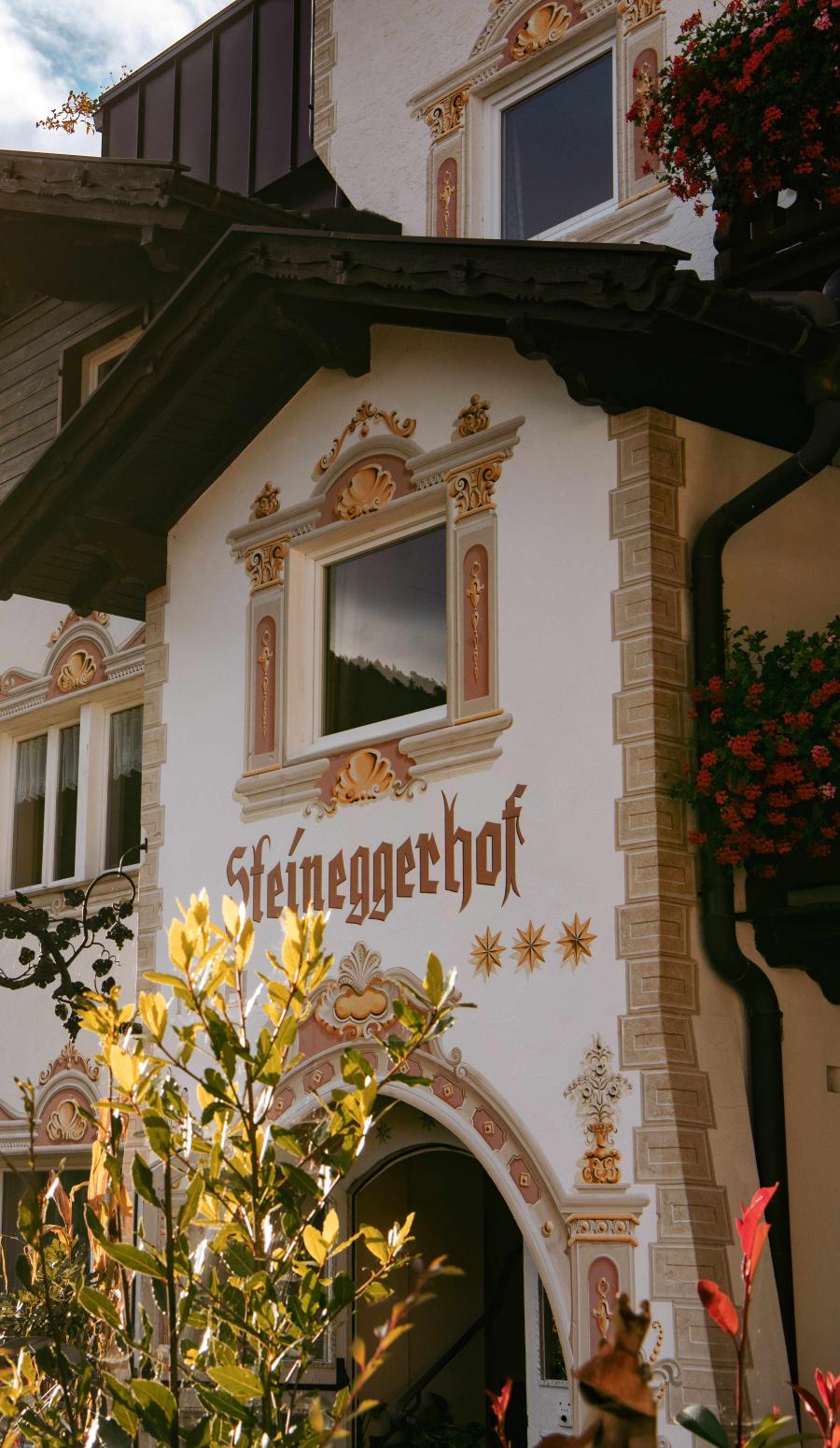 Die letzten Sonnenstrahlen tauchen den Steineggerhof in ein warmes Licht.