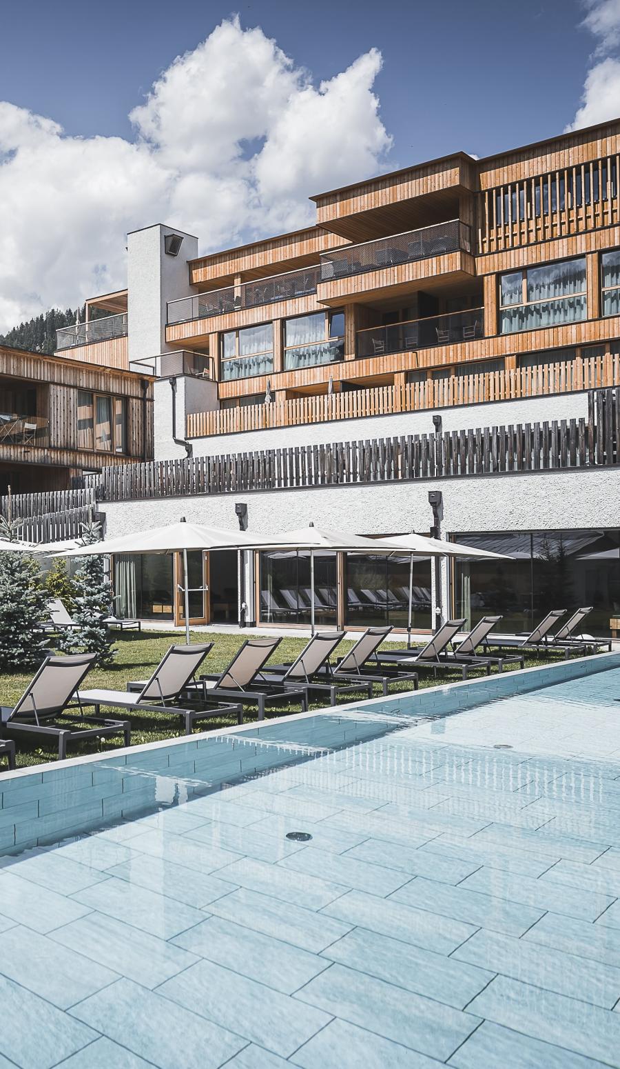Außenansicht und Pool im Hirben Naturlaub