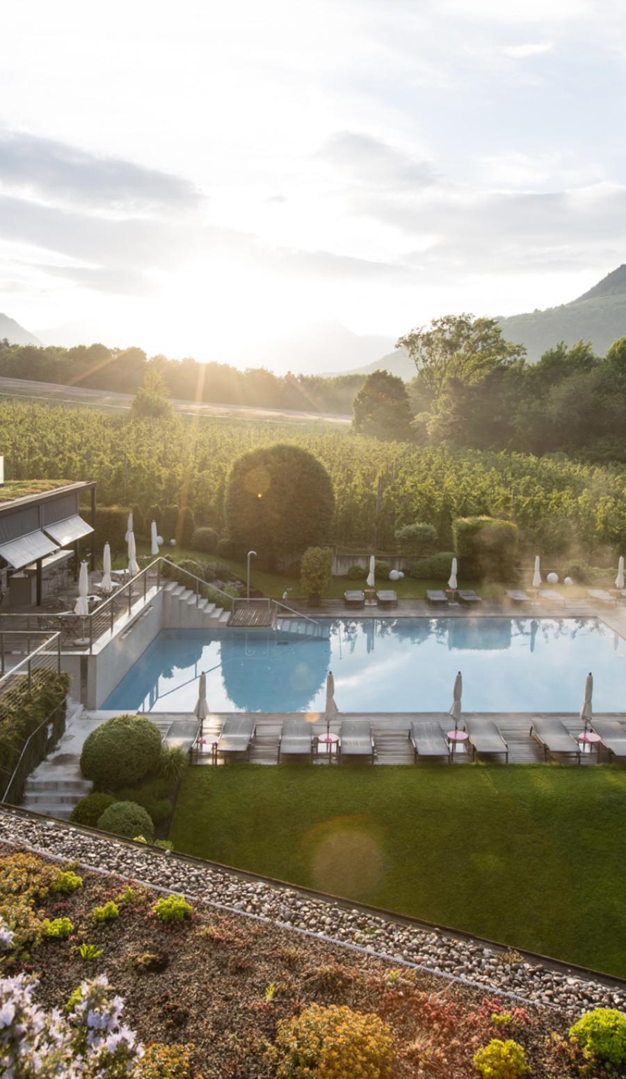 Design Hotel Tirol Pool und Poolbar Berge Landschaft in Südtirol