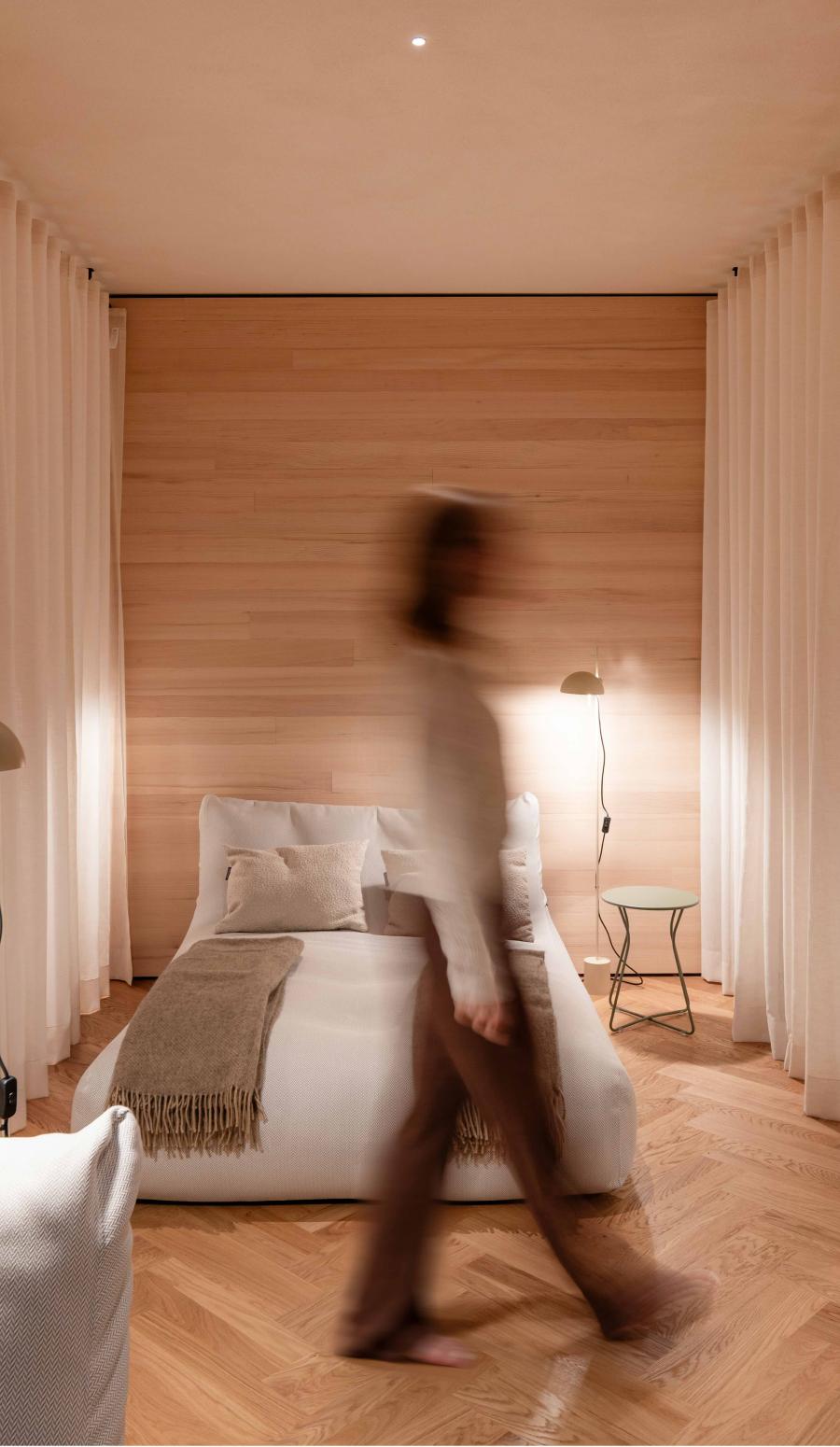Frau im Ruhehaus im Hotel Sturm
