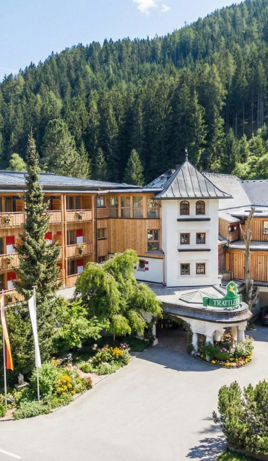 Gut Trattlerhof Außenansicht Sommer