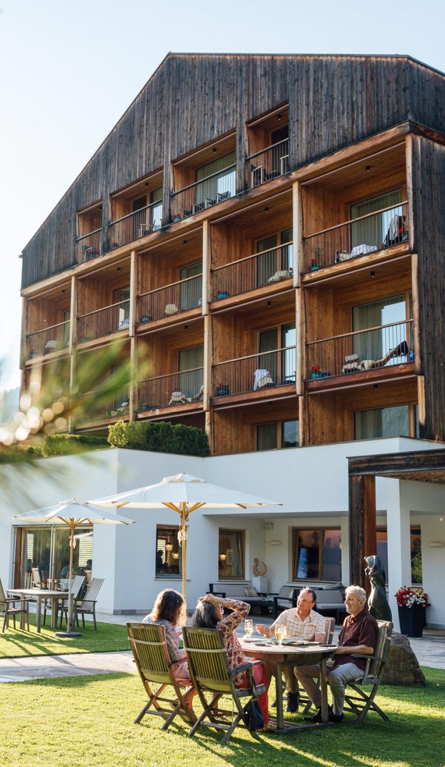 CMH Hotel Tyrol Dolomites Slow Living Sommer Garten Aussenansicht