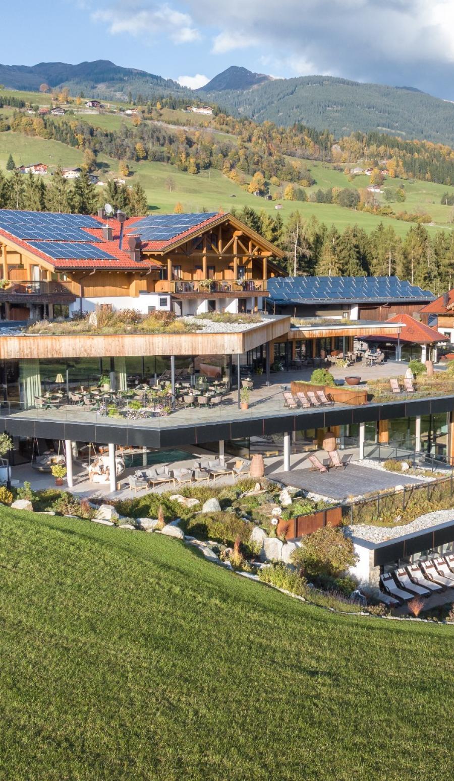 CMH_Gut Sonnberghof_Herbst_Aussenansicht Landschaft