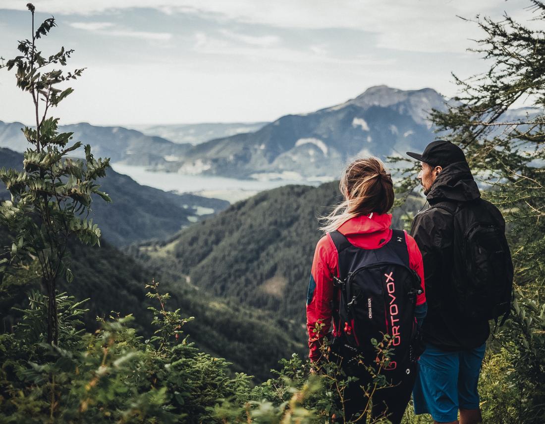 Pärchen beim Wandern in den Bergen