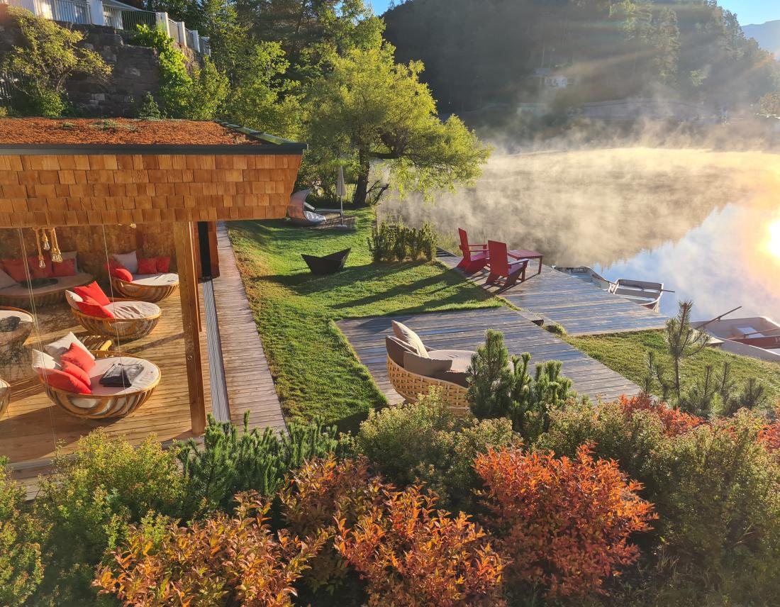 Garten mit Sitzbereichen direkt am See