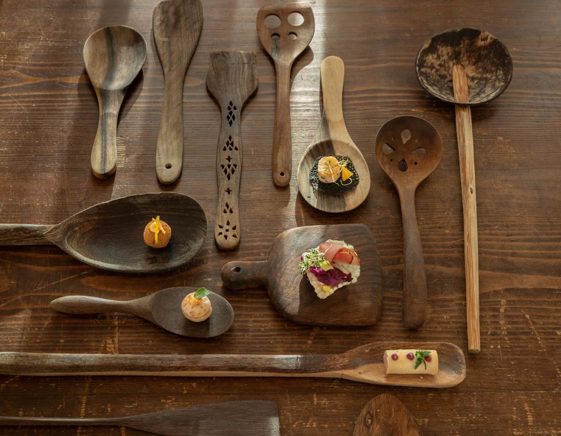 Kochutensilien aus Holz auf einem Holztisch