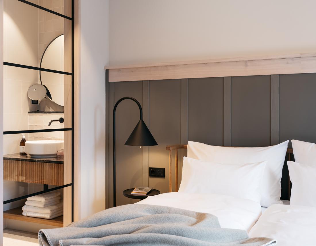 Hotelzimmer mit Doppelbett und Bad