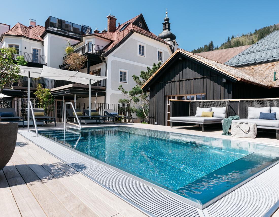 Pool mit Sitzgelegenheit im Refugium Lunz