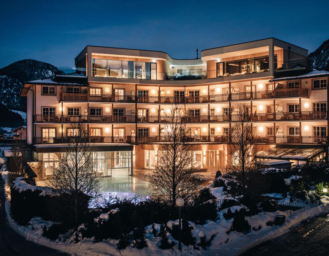 Aussenansicht Post Family Resort bei Nacht