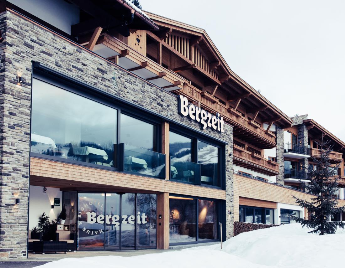 Fassade vom Hotel Bergzeit im Winter