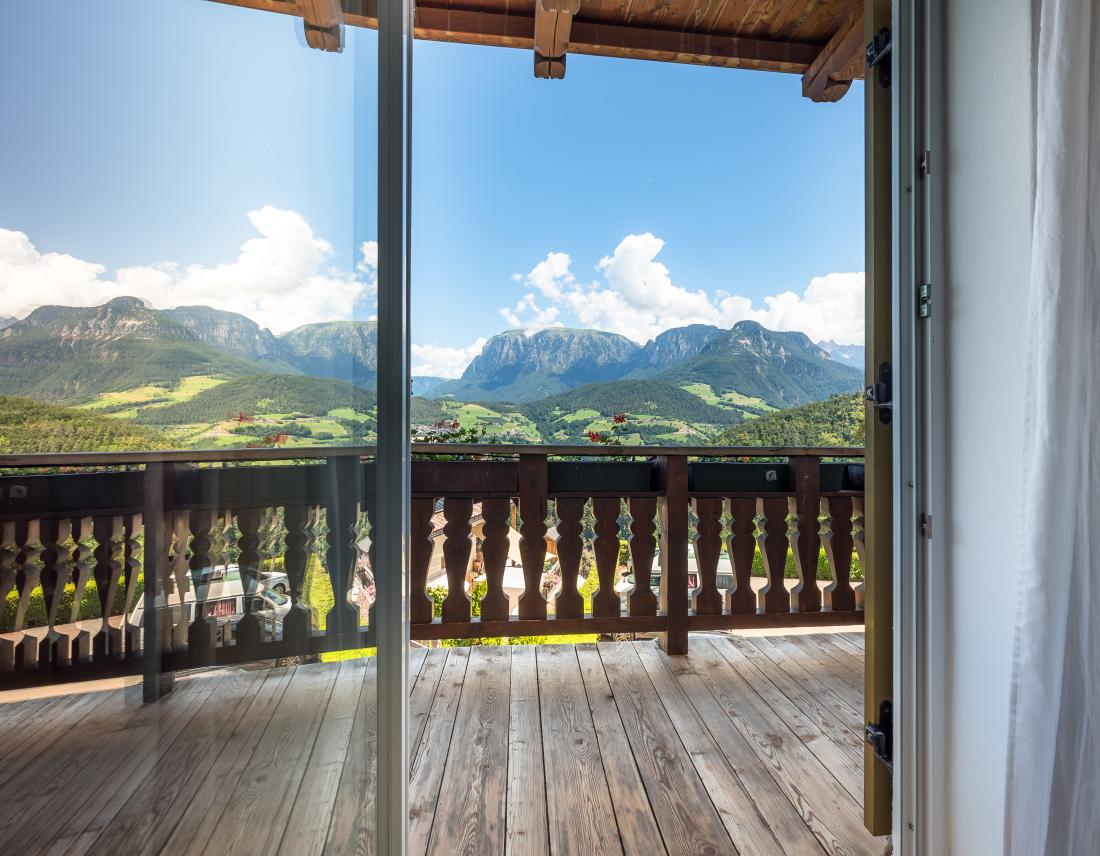 Eine grandiose Aussicht auf die gegenüberliegenden Berge hat man auch vom Balkon im Steineggerhof.