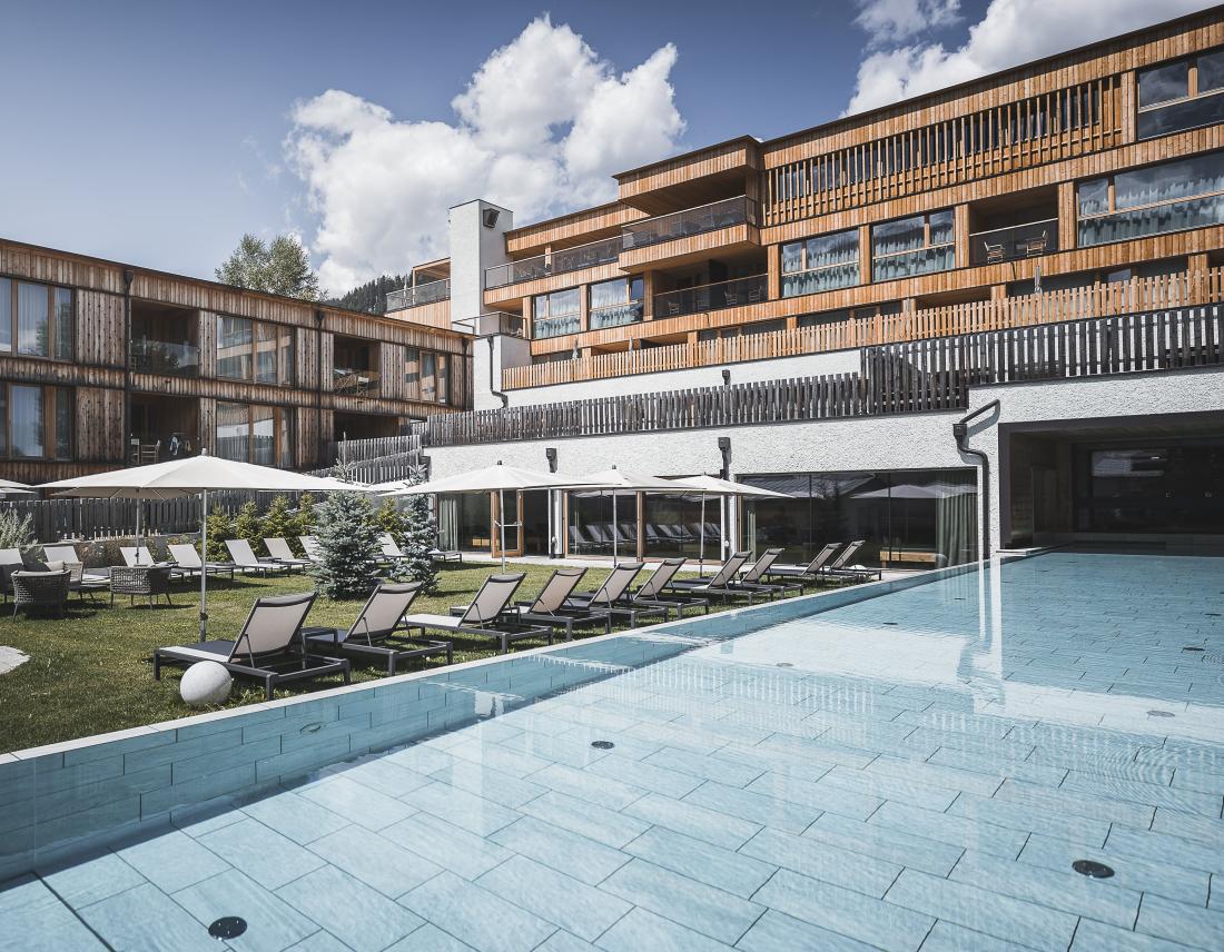 Außenansicht und Pool im Hirben Naturlaub