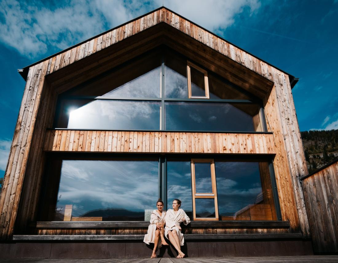 Frauen vor Seesauna vom Regitnig