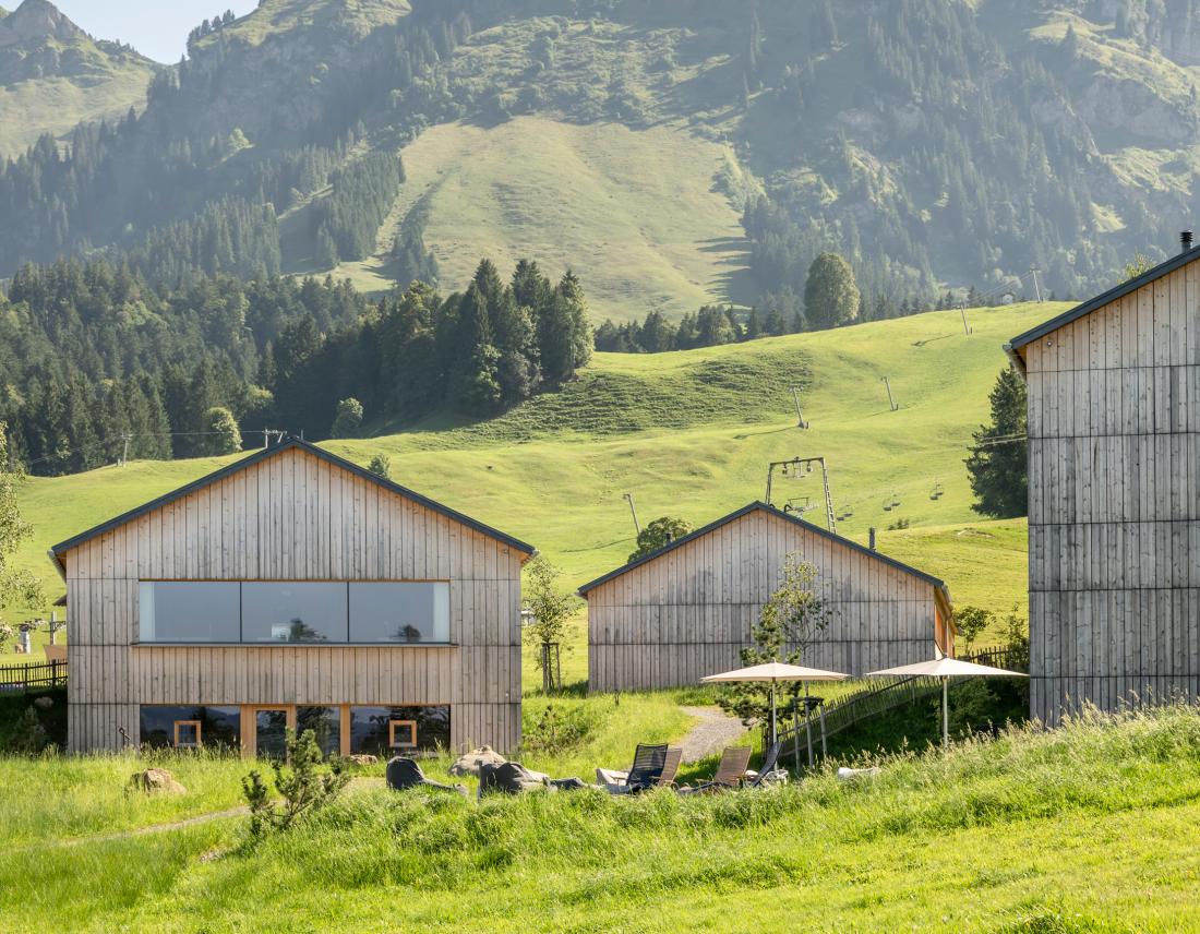 Fuchsegg Eco Lodge Chalethotel im Sommer