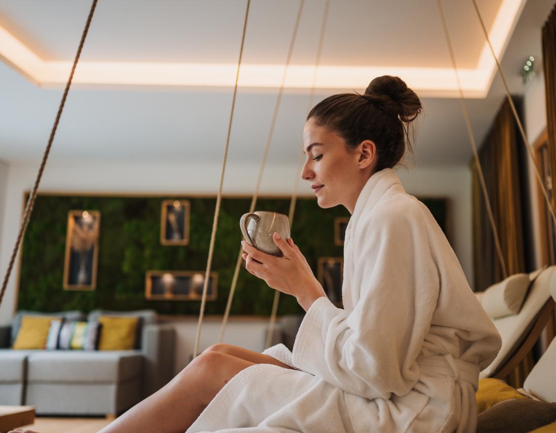 Frau mit Tee im Wellnessbereich