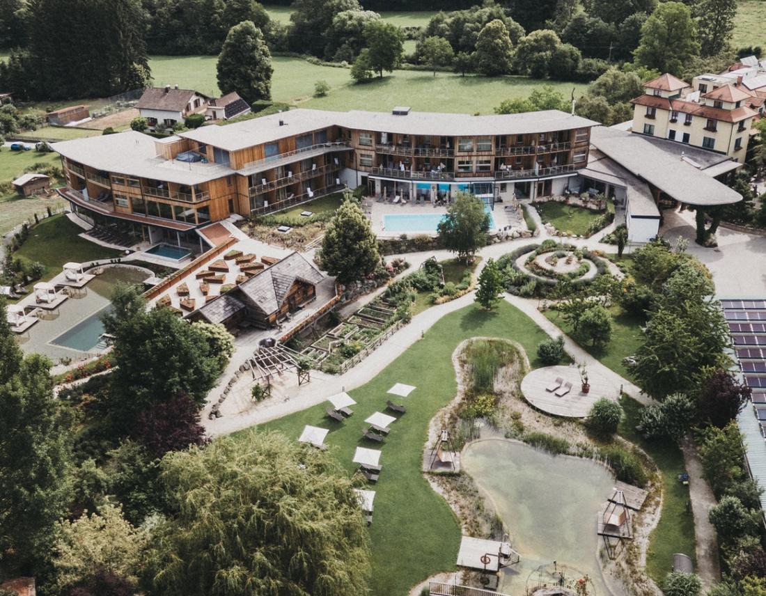 Change Maker Hotel Naturhotel Molzbachhof Holzbau Garten Blick von oben