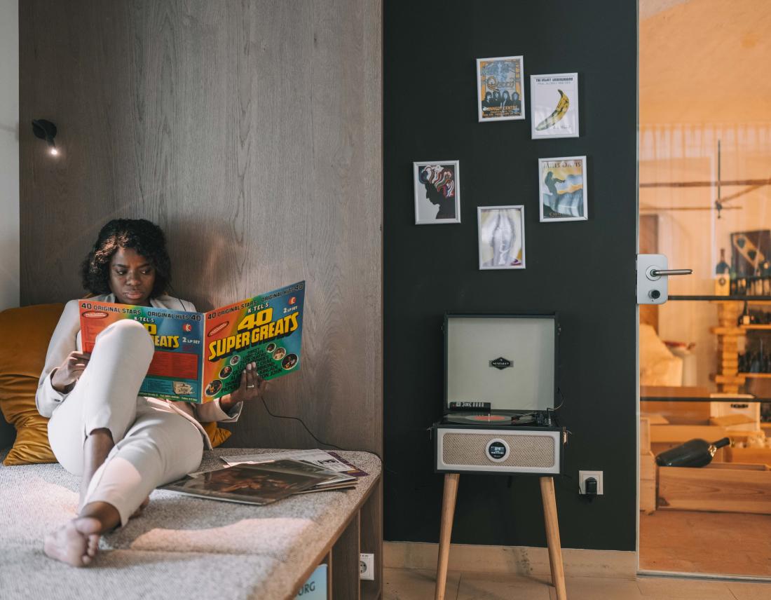 Frau mit Schallplatten
