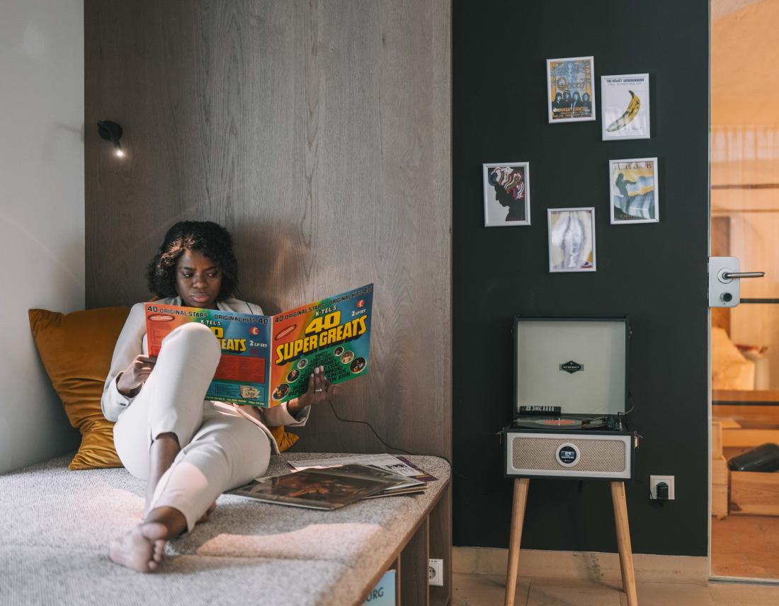 Frau mit Schallplatten