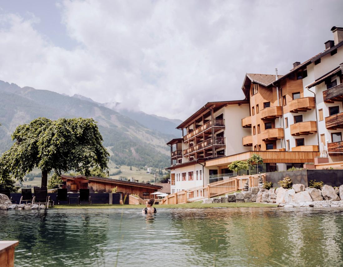 Rau im Naturpool vom Naturhotel Outside