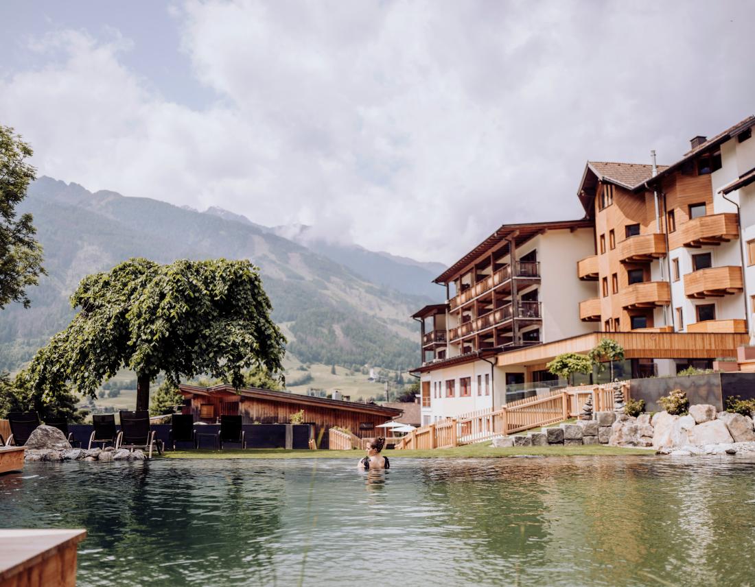 Rau im Naturpool vom Naturhotel Outside