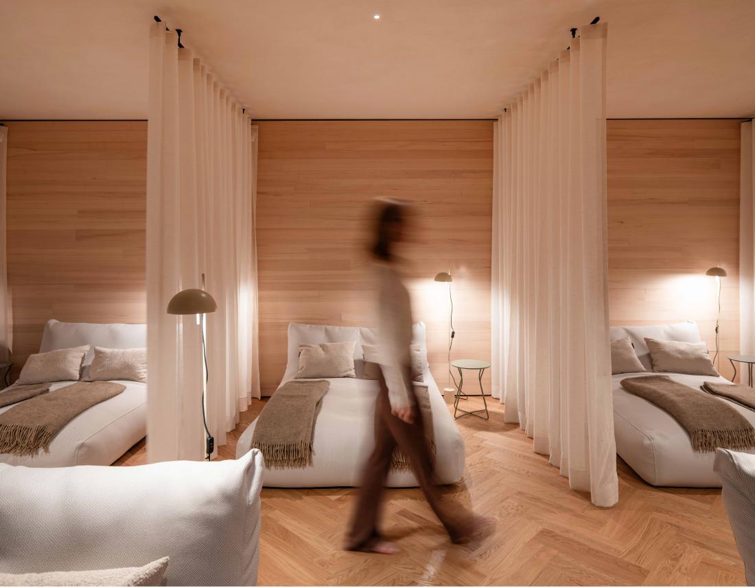 Frau im Ruhehaus im Hotel Sturm