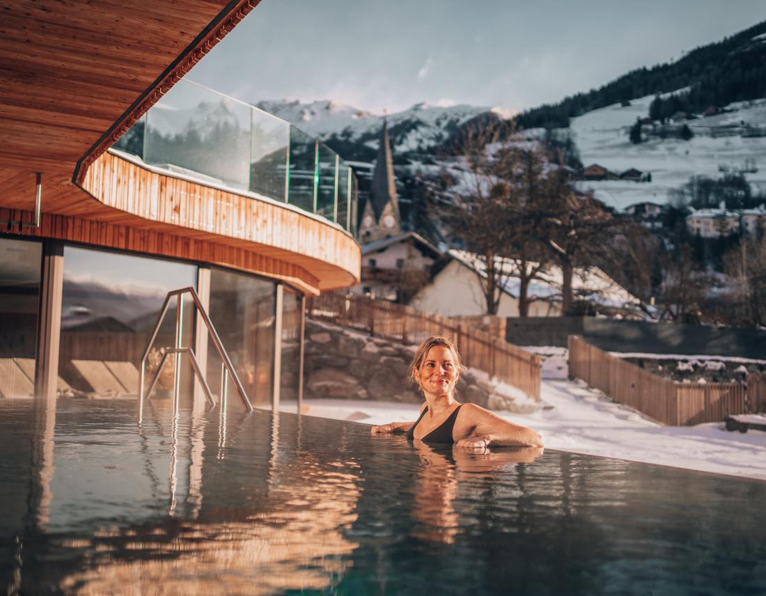 Frau im Pool im Naturhotel Outside