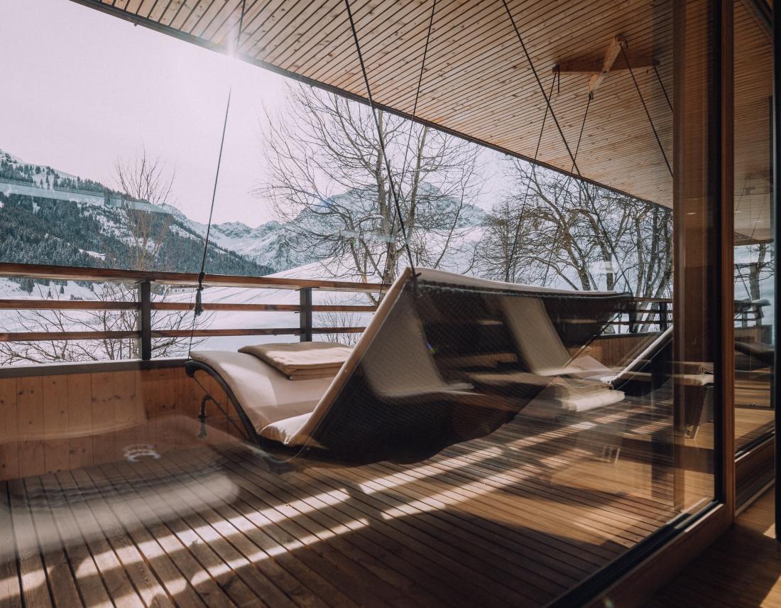 Schwebeliegen im Winter im Naturhotel Chesa Valisa