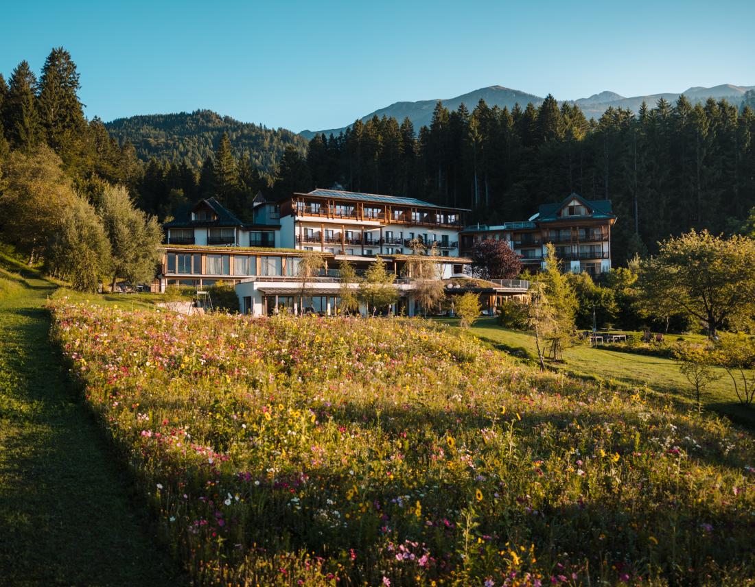 Der Daberer Hotel mit blühender Blumenwiese