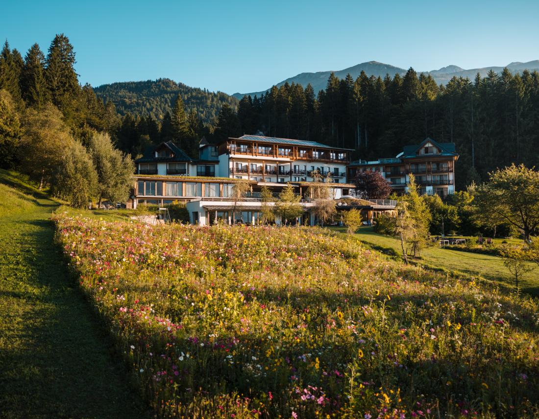 Der Daberer Hotel mit blühender Blumenwiese
