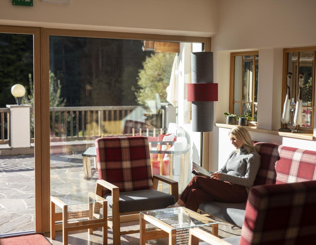 Frau liest ein Buch im Hotel Weihrerhof
