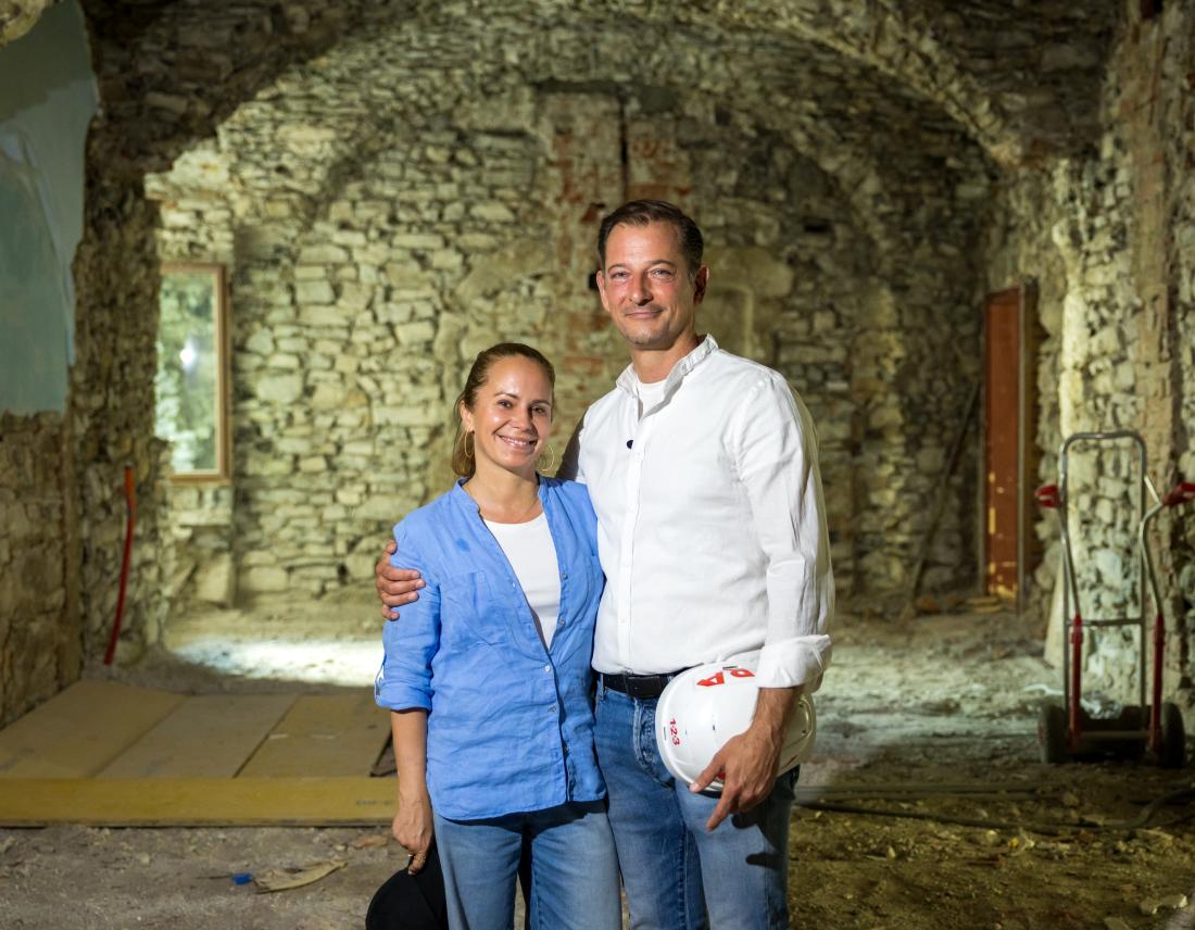 Alois und Agnes Seyrling vor der Baustelle des Hotel Klosterbräu