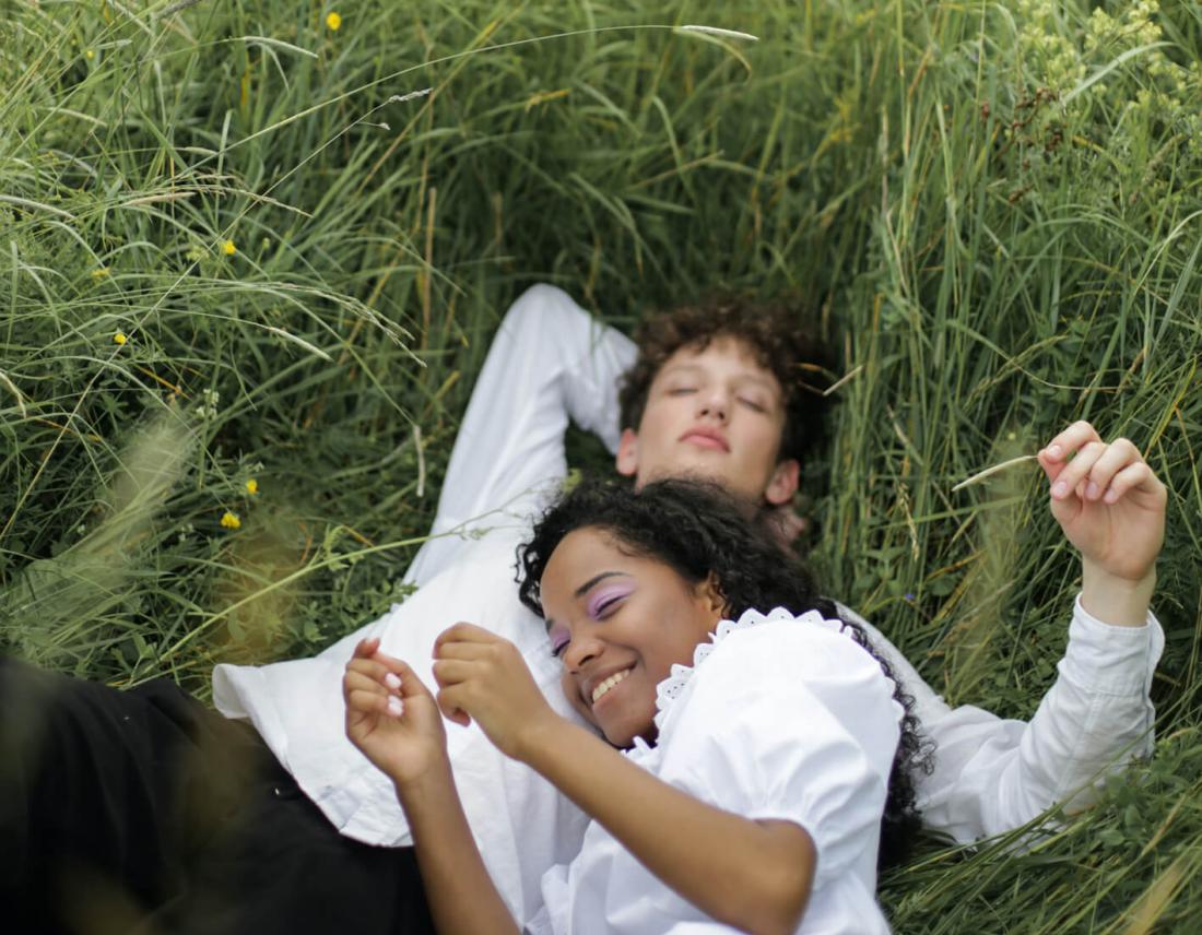 Pärchen liegt im Gras
